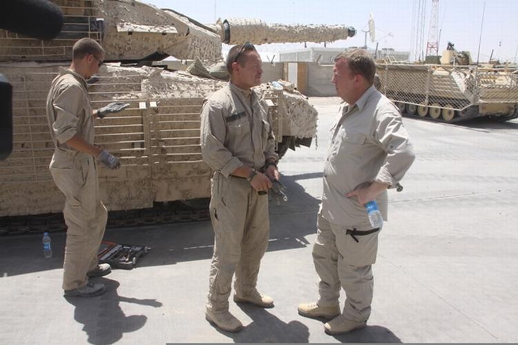 Orientering. Lars Løkke Rasmussen får fremvist Leopard 2-kampvogne i Price-lejren. 