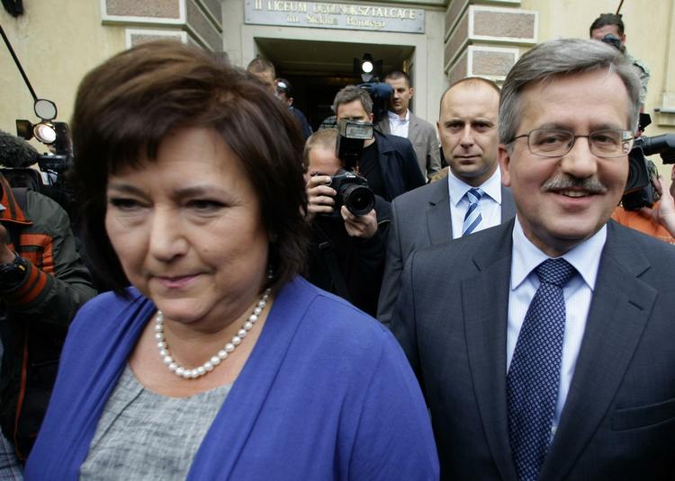 Favorit. Bronislaw Komorowski - med hustruen Anna foran sig - kan smile efter første valgrunde i Polen. 