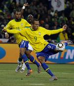 Mål. Luis Fabiano scorede to gange mod Elfenbenskysten. 