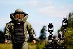 Forsinket. Den danske ingeniørsoldat ’Ole’ er blevet uddannet som bomberydder i England, men mangler stadig en ’Rullemarie’-robot. 