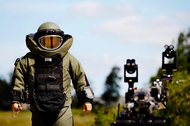 Forsinket. Den danske ingeniørsoldat ’Ole’ er blevet uddannet som bomberydder i England, men mangler stadig en ’Rullemarie’-robot. 