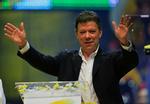 Sejrherre. Juan Manuel Santos lader sig hylde efter sejren i præsidentvalget. 
