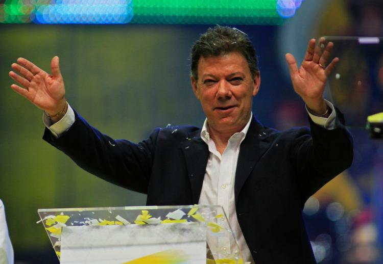Sejrherre. Juan Manuel Santos lader sig hylde efter sejren i præsidentvalget. 