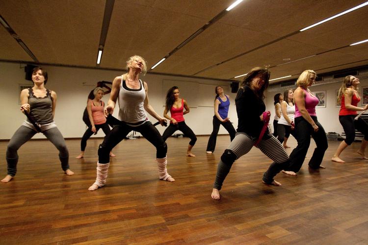 Stripfitness. Stripfitness pornoficerer og stereotypiserer den kvindelige krop og kvinders seksualitet, mener Karen Sjørup. (arkiv). 