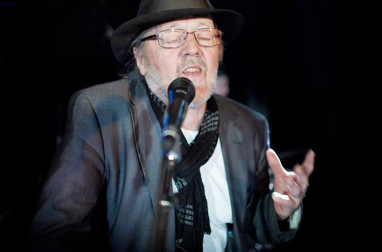 Melankoli.  Povl Dissings fortolkninger af Louis Armstrongs musik udkom på cd for en lille måned siden. Og næste Dissing-cd er allerede på trapperne. Sammen med  sine sønner og  guitaristen  Las Nissen har sangeren indspillet et album med en række af de  mest sørgelige danske sange.  Den udkommer i  september. Foto: Kåre Viemose 