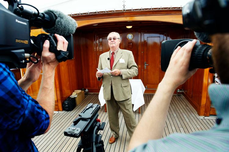 rim. Prins Henrik læste tre digte højt, da han i onsdags præsenterede sin nye digtsamling, 'Roue-libre', som betyder 'Frihjul', på dækket af 'Kongeskibet Dannebrog'. Foto: Jens Dige 