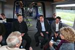 TOGKAMPAGNE. S-togsdirektør Gert Frost (i midten) og salgsdirektør Nicklas Marschall (til højre i billedet) under præsentationen af den kampagne, der skal få passagerne til at sende gode idéer til DSB. 