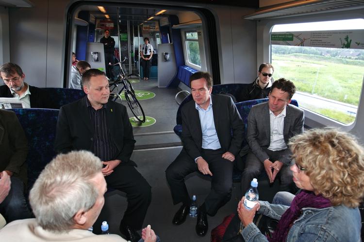 TOGKAMPAGNE. S-togsdirektør Gert Frost (i midten) og salgsdirektør Nicklas Marschall (til højre i billedet) under præsentationen af den kampagne, der skal få passagerne til at sende gode idéer til DSB. 