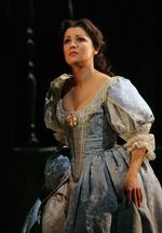 Anna Netrebko er en af de største operastjerner og er kendt for sin usædvanligt stærke udstråling på scenen. Nu gæster hun Danmark og Operaen til december. 