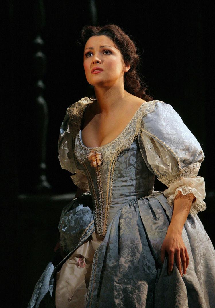 Anna Netrebko er en af de største operastjerner og er kendt for sin usædvanligt stærke udstråling på scenen. Nu gæster hun Danmark og Operaen til december. 