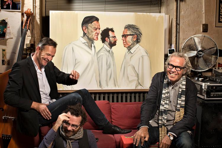 Den kreative sparring er bedre afbalanceret på projektets toer, der emmer af pulserende og levende eftertænksomhed. 