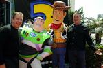 Genforening. 15 år efter den første 'Toy Story'-animationsfilm er Tim Allen (t.v.) og Tom Hanks tilbage som rummanden Buzz Lightyear og cowboyen Woody. 