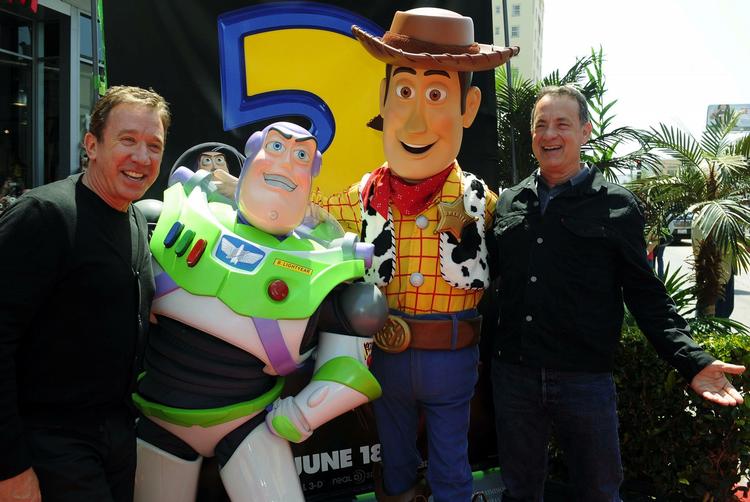 Genforening. 15 år efter den første 'Toy Story'-animationsfilm er Tim Allen (t.v.) og Tom Hanks tilbage som rummanden Buzz Lightyear og cowboyen Woody. 