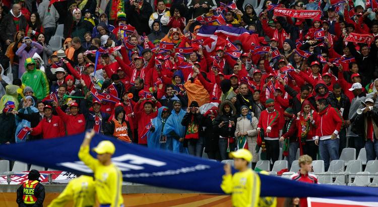 SUPPORT. De nordkoreanske fans fik en overraskende hjælpende hånd af deres sydkoreanske nabo under kampen mod Portugal. 