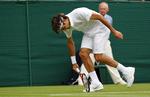 KRÆFTANSTRENGENDE. Roger Federer måtte bruge en del flere kræfter end forventet i sin første kamp ved Wimbledon. 