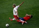 AFGØRENDE. Denne situation kostede Valon Behrami et rødt kort, der blev dyrt for Schweiz. 