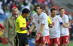 ARRIG. Ottmer Hitzfeld og resten af det Schweiziske landshold var langt fra tilfredse med dommeren i kampen mod Chile. 