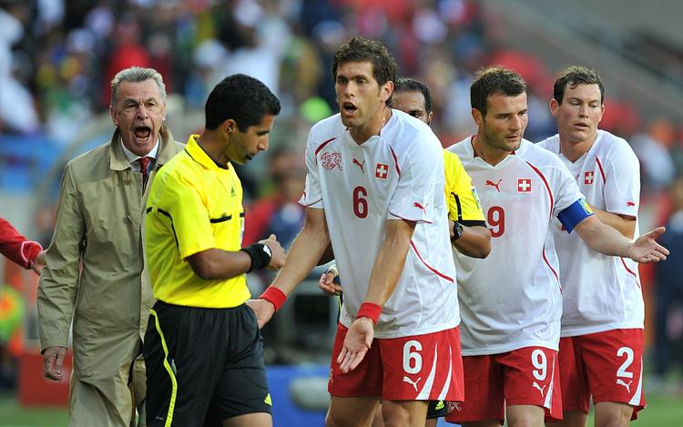 ARRIG. Ottmer Hitzfeld og resten af det Schweiziske landshold var langt fra tilfredse med dommeren i kampen mod Chile. 
