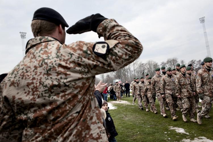 Honør. Parade i Rønne i februar for de over 700 danske soldater, som vendte hjem, efter at have været udsendt til Afghanistan. 