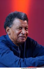 I Montmartres første store æra i 1960’erne var Abdullah Ibrahim ofte på plakaten. Så da han hørte, at stedet var genåbnet, spurgte han, om ikke han skulle komme igen. Og det er han så i disse dage. 