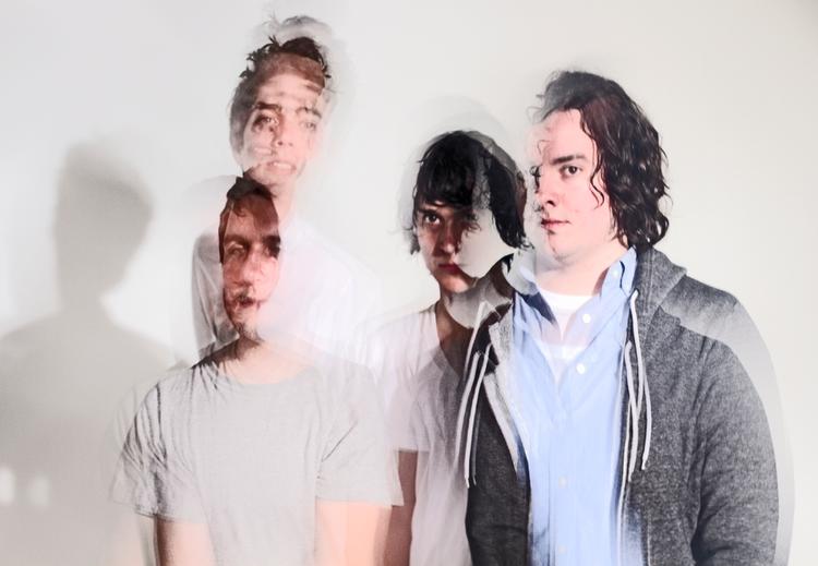 Den debuterende trio Born Ruffians er vaskeægte canadiere, og man kan blot konstatere, at canadierne stadig er cool som bare pokker. 