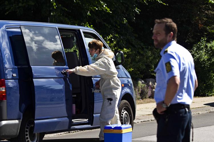 Efterforskning. Politiet eftersøger drabsmanden til en kvinde, der er fundet død i en villa på Gammelmosevej i Bagsværd nord for København. 