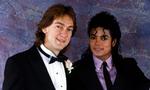 Velhavende. Michael Jacksons advokat John Branca (t.v.) har kunnet betale en stor del af Jacksons milliongæld, men der er stadig lang vej igen, før gælden er helt bragt ud af Neverland. 