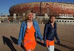 forlig. Barbara Castelein og Mirthe Nieuwpoor foran Soccer City Stadium sidste mandag. Arkivfoto. 