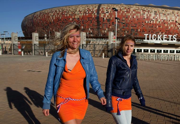 forlig. Barbara Castelein og Mirthe Nieuwpoor foran Soccer City Stadium sidste mandag. Arkivfoto. 