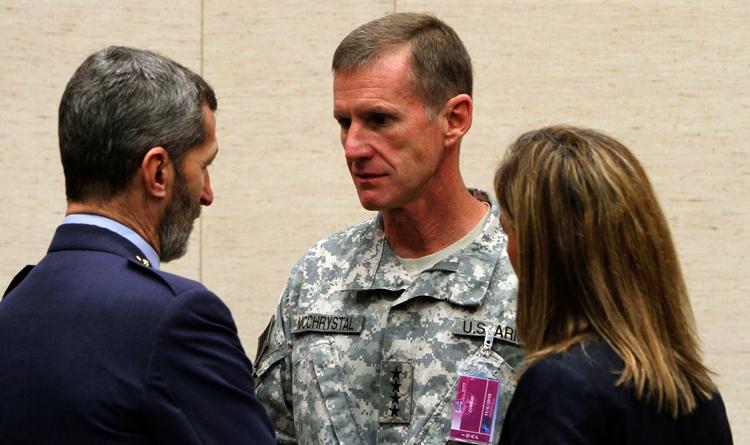 Undskyld General Stanley McChrystal er indkaldt til Det Hvide Hus, hvor han skal mødes med præsident Obama personligt og forklare sine bemærkninger i Rolling Stone. 