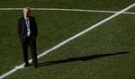 Skyggekabinet. Landstræner Raymond Domenech har lavet helt om på den franske startopstilling. 