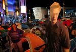 Camping. Fliserne på Nokia Plaza i LA er i disse dage omdannet til campingplads. Twilight fans ligger i kø op til verdenspremieren på Twilight Eclipse på torsdag. 