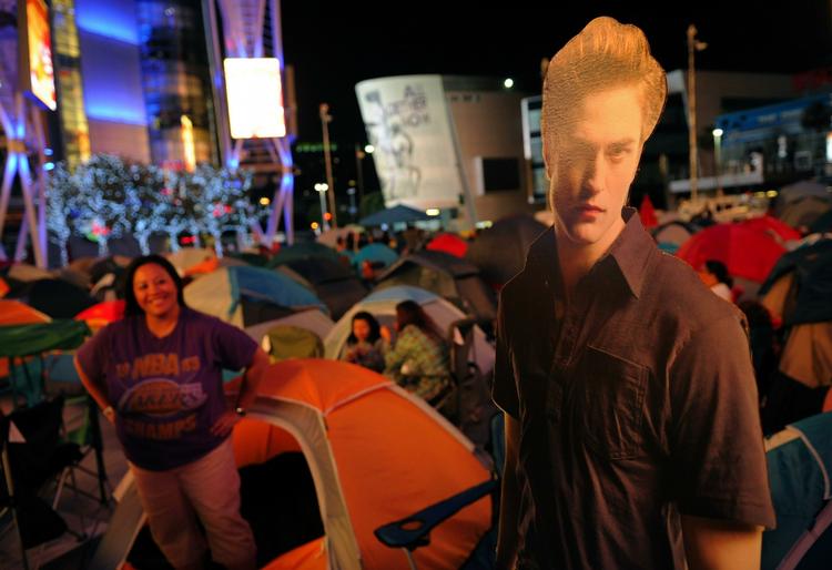Camping. Fliserne på Nokia Plaza i LA er i disse dage omdannet til campingplads. Twilight fans ligger i kø op til verdenspremieren på Twilight Eclipse på torsdag. 