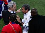 afvisning. Frankrigs træner Raymond Domenech (tv) nægtede efter kampen at give hånd til Sydafrikas træner Carlos Alberto Parreira (th), som han her diskuterer med i slutningen af opgøret. 