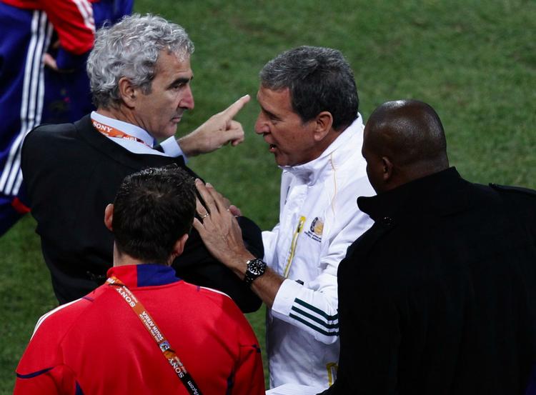 afvisning. Frankrigs træner Raymond Domenech (tv) nægtede efter kampen at give hånd til Sydafrikas træner Carlos Alberto Parreira (th), som han her diskuterer med i slutningen af opgøret. 