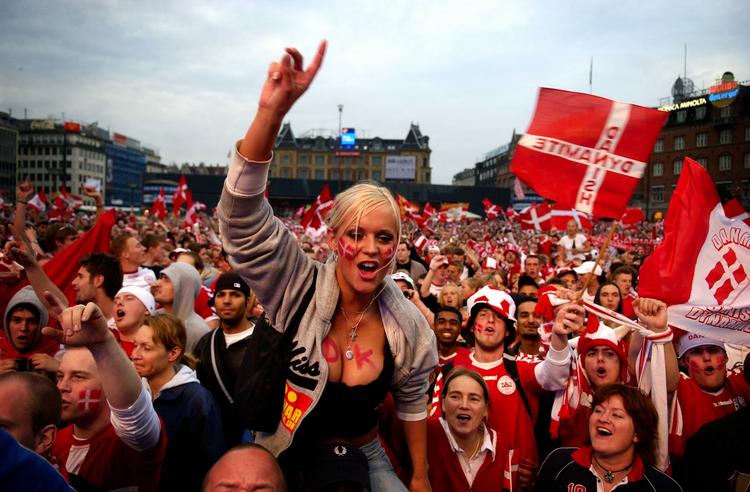 INTERESSE. Måske skriver vi ikke så meget om fodbold på nettet. Men sporten kan stadig trække nationen af huse, når sejrene skal fejres. 