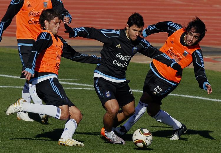 familien. Argentinas Sergio Aguero (midt) har Diego Maradona til landstræner, men han er også til familiesammenkomster med fodbold-ikonet. Arkivfoto. 