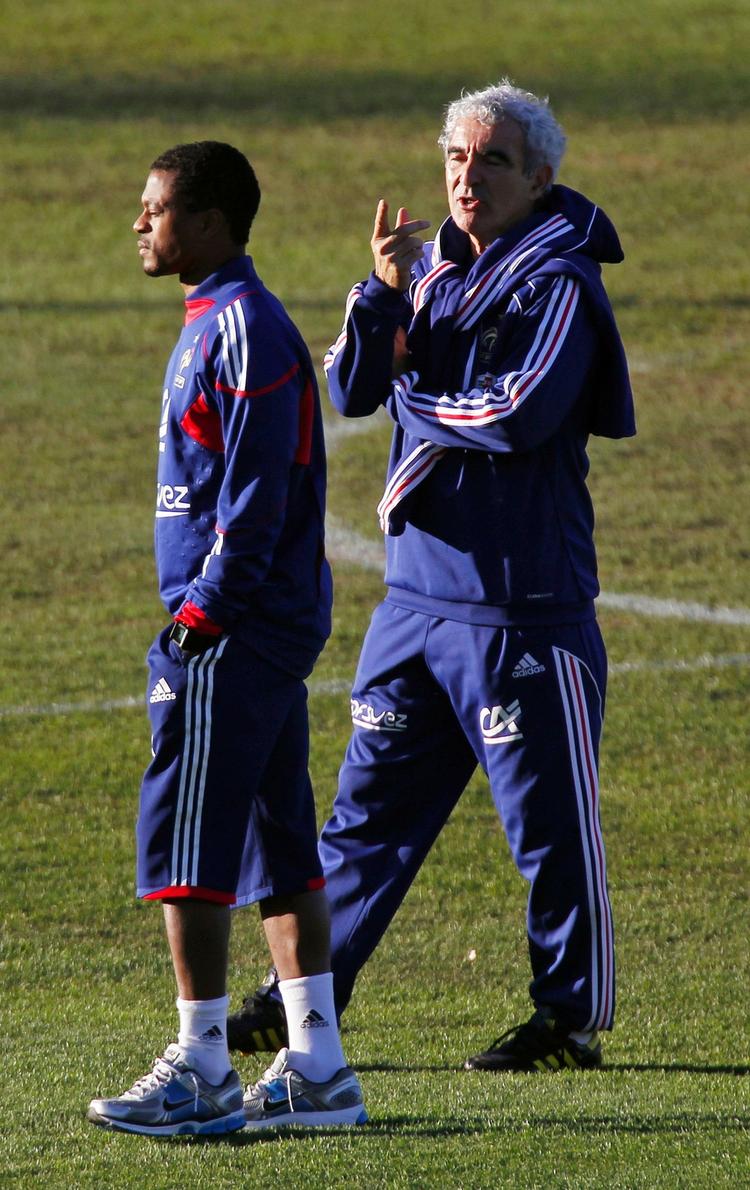 køligt. Der var ikke den bedste stemning mellem anfører Patrice Evra (tv) og træner Raymond Domenech oven på spillernes boykot af træningen i den franske lejr. Arkivfoto. 
