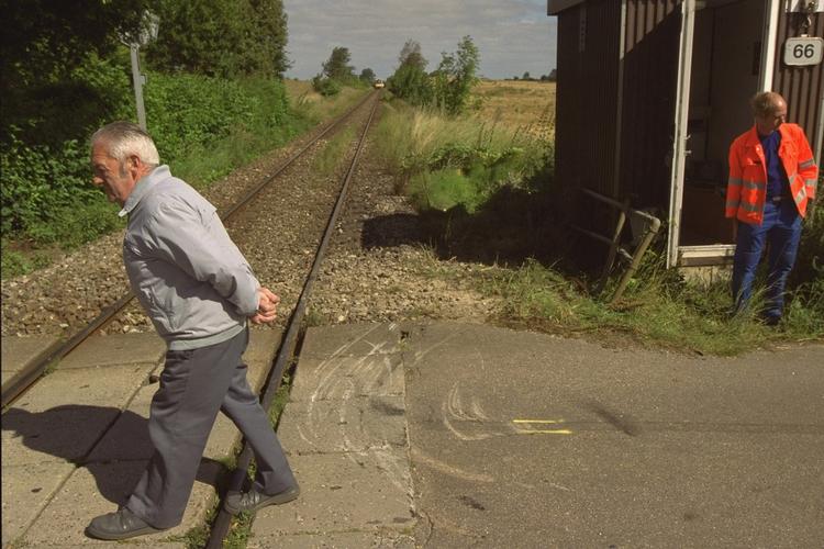 Usikker. Ved denne jernbaneoverskæring ved karise kolliderede en bil med et tog i 2000. Ved en tilsvarende ubevogtet overskæring på Djursland døde en 37-årig kvinde 14. juni i år. 