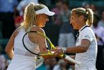 tak. Caroline Wozniacki hilser på italienske Tathiana Garbin ved nettet efter kampen ved Wimbledon. 