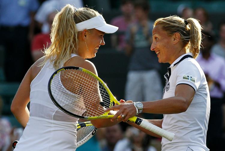 tak. Caroline Wozniacki hilser på italienske Tathiana Garbin ved nettet efter kampen ved Wimbledon. 