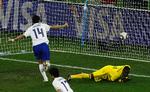 trængselstider. Sydkoreas Lee Jung-soo jubler efter scoring mod Nigeria, hvor Sydkorea trods afrikansk belejring i de sidste minutter holdt stand og går videre til ottendedelsfinalen. 