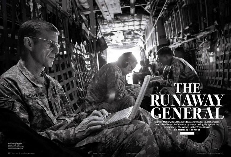 Portræt. Et opslag fra den seneste udgave af Rolling Stone med et foto af Stanley McChrystal i en militær transportmaskine. 