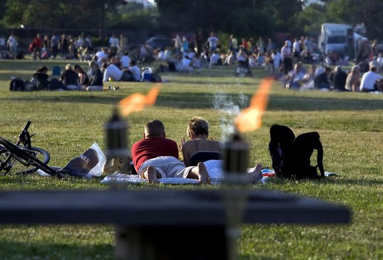 Yep. Det bliver en af de gode i aften. Vejret ser brandlækkert ud, og det fortsætter det med et stykke tid ud i fremtiden. Her er vi i Amager Strandpark til en anden solrig Sankthans. 