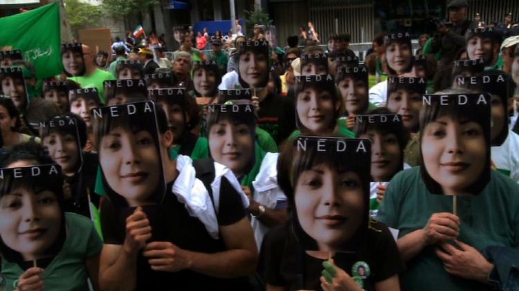 Neda. Iranske demonstranter holder fotos af den dræbte Neda Agha-Sultan op. Hun blev skudt og dræbt i forbindelse med en demonstration mod præsident Ahmadinejads styre i Teheran 20. juni sidste år. 