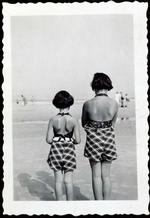 Intimt. Anne Frank (t.v.) står med hendes søster Margot på en strand i 1938. Sharon Dogars kommende bog indeholder grafiske beskrivelser af begær. 