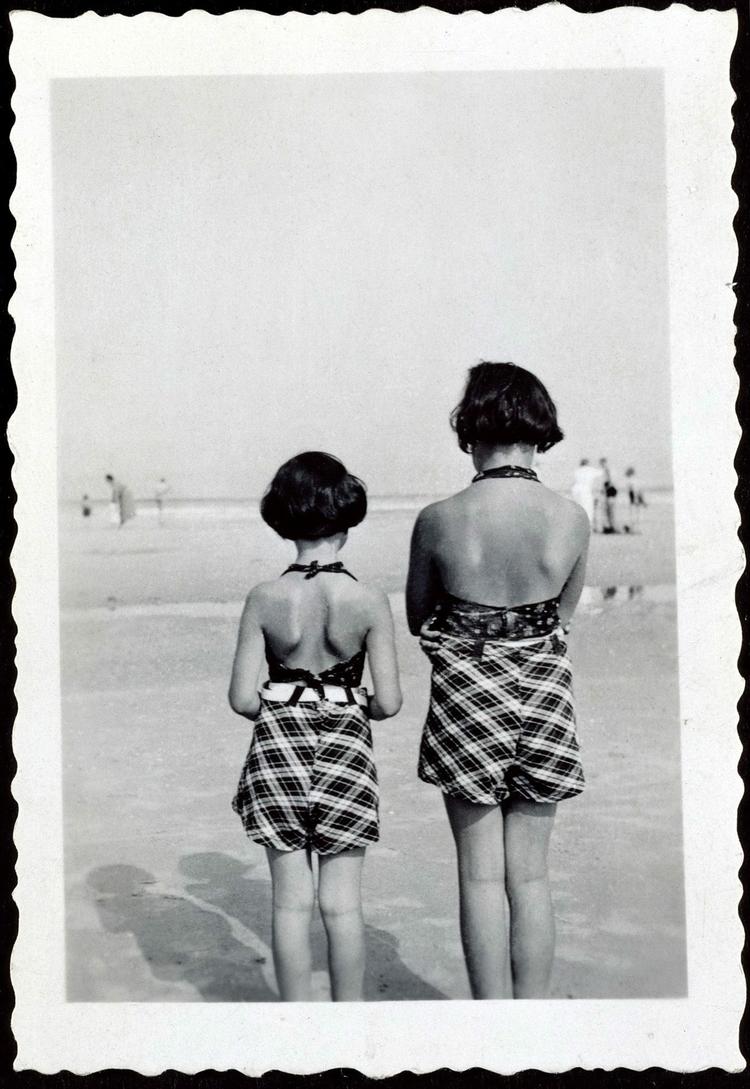 Intimt. Anne Frank (t.v.) står med hendes søster Margot på en strand i 1938. Sharon Dogars kommende bog indeholder grafiske beskrivelser af begær. 