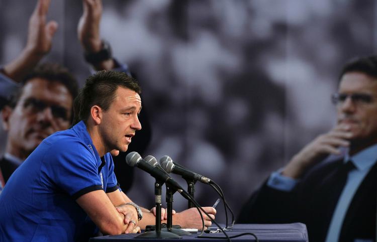 Eks. Den tidligere anfører, John Terry, er angiveligt raget en smule uklar med landstræneren. 