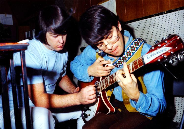 En bebrillet Van Dyke Parks med guitaren og Brian Wilson ved siden af i slut-1960erne. I det nye årtusinde hjalp en noget ældre udgave af Parks en tilsvarende ældre Wilson med at færdiggøre værket 'Smile' efter næsten fire årtiers venten.  Arkivfoto: Fra filmen 'Beautiful dreamer: Brian Wilson and the story of Smile' 