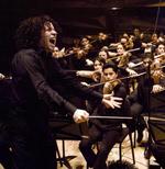Han har karisma og krop, 29-årige Gustavo Dudamel, der som ny chefdirigent i Los Angeles sidder på toppen af klassiskpoppen. Sin nye cd har han indspillet med sit sydamerikanske ungdomsorkester. Foto fra cden 